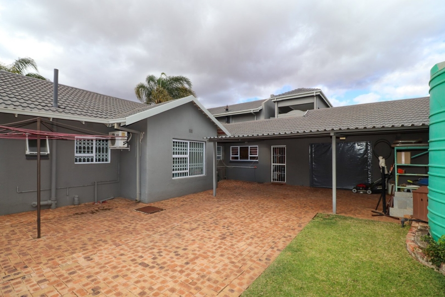 5 Bedroom Property for Sale in Wilkoppies North West